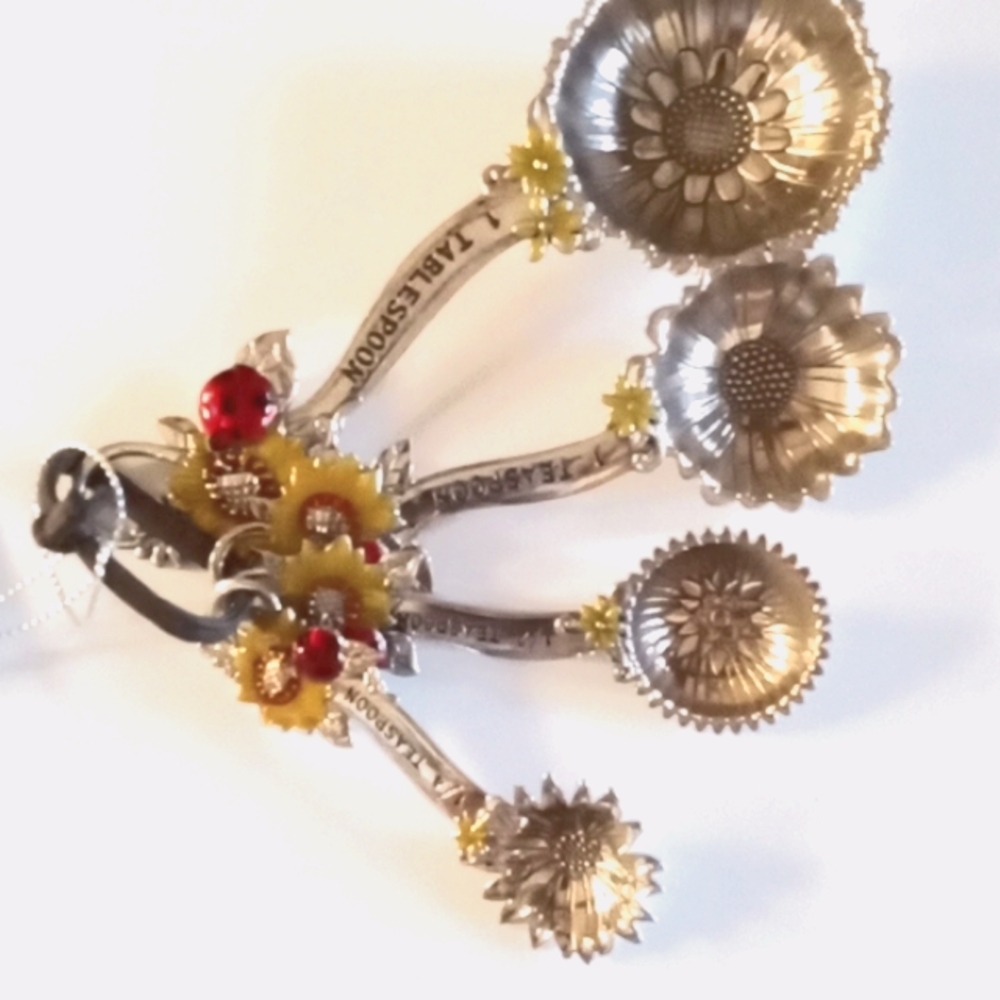 Decorative measuring spoons